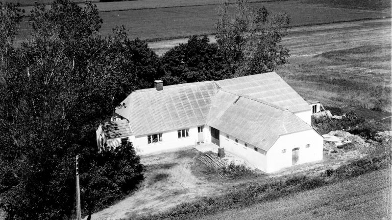 Hos Bernt Johannes Marinus Laustsen 1962 Sylvest Jensen Luftfoto;  Det Kgl. Bibliotek http://www5.kb.dk/danmarksetfraluften/images/luftfo/2011/maj/luftfoto/object1997911