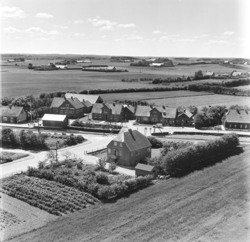 Hos Anders Thorsen 1955 Sylvest Jensen Luftfoto;  Det Kgl. Bibliotek https://www.kb.dk/danmarksetfraluften/images/luftfo/2011/maj/luftfoto/object1891609