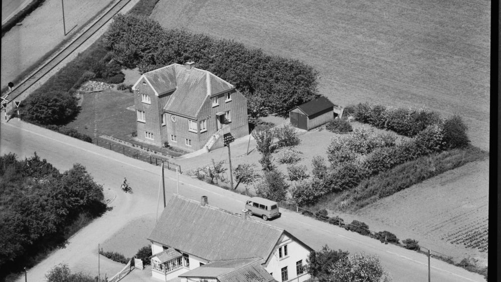 Hos Anders Thorsen 1959 Sylvest Jensen Luftfoto;  Det Kgl. Bibliotek https://www.kb.dk/danmarksetfraluften/images/luftfo/2011/maj/luftfoto/object1805186