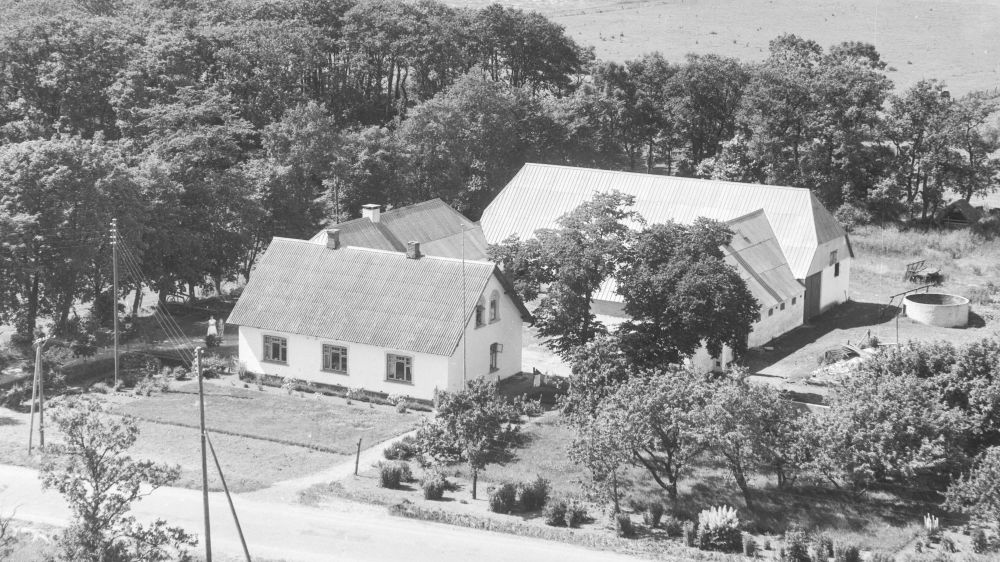 Hos Knud Andersen 1955 Sylvest Jensen Luftfoto;  Det Kgl. Bibliotek https://www.kb.dk/danmarksetfraluften/images/luftfo/2011/maj/luftfoto/object1891546