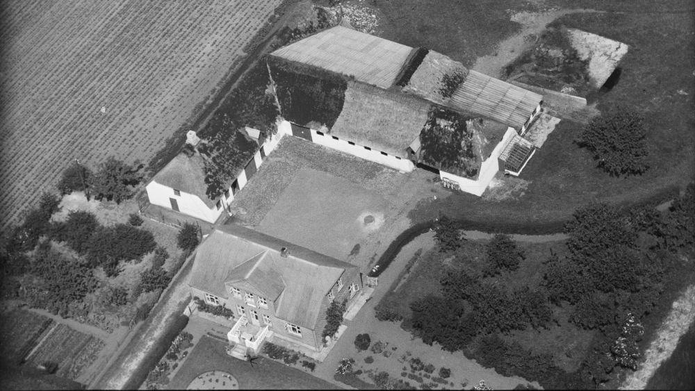 Hos A. Kjeldsen 1946 Sylvest Jensen Luftfoto;  Det Kgl. Bibliotek https://www.kb.dk/danmarksetfraluften/images/luftfo/2011/maj/luftfoto/object1300037