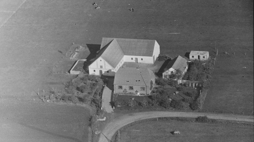 Hos Amandus Christensen 1948 Aalborg Luftfoto;  Det Kgl. Bibliotek https://www.kb.dk/danmarksetfraluften/images/luftfo/2011/maj/luftfoto/object1643011