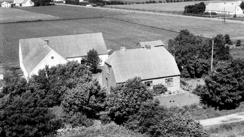 Hos Amandus Christensen 1962 Sylvest Jensen Luftfoto;  Det Kgl. Bibliotek https://www.kb.dk/danmarksetfraluften/images/luftfo/2011/maj/luftfoto/object1997949