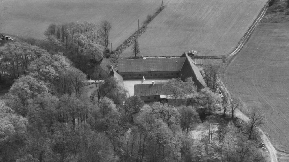 Hos Søren Jensen Kusk 1972 Sylvest Jensen Luftfoto;  Det Kgl. Bibliotek https://www.kb.dk/danmarksetfraluften/images/luftfo/2011/maj/luftfoto/object202674