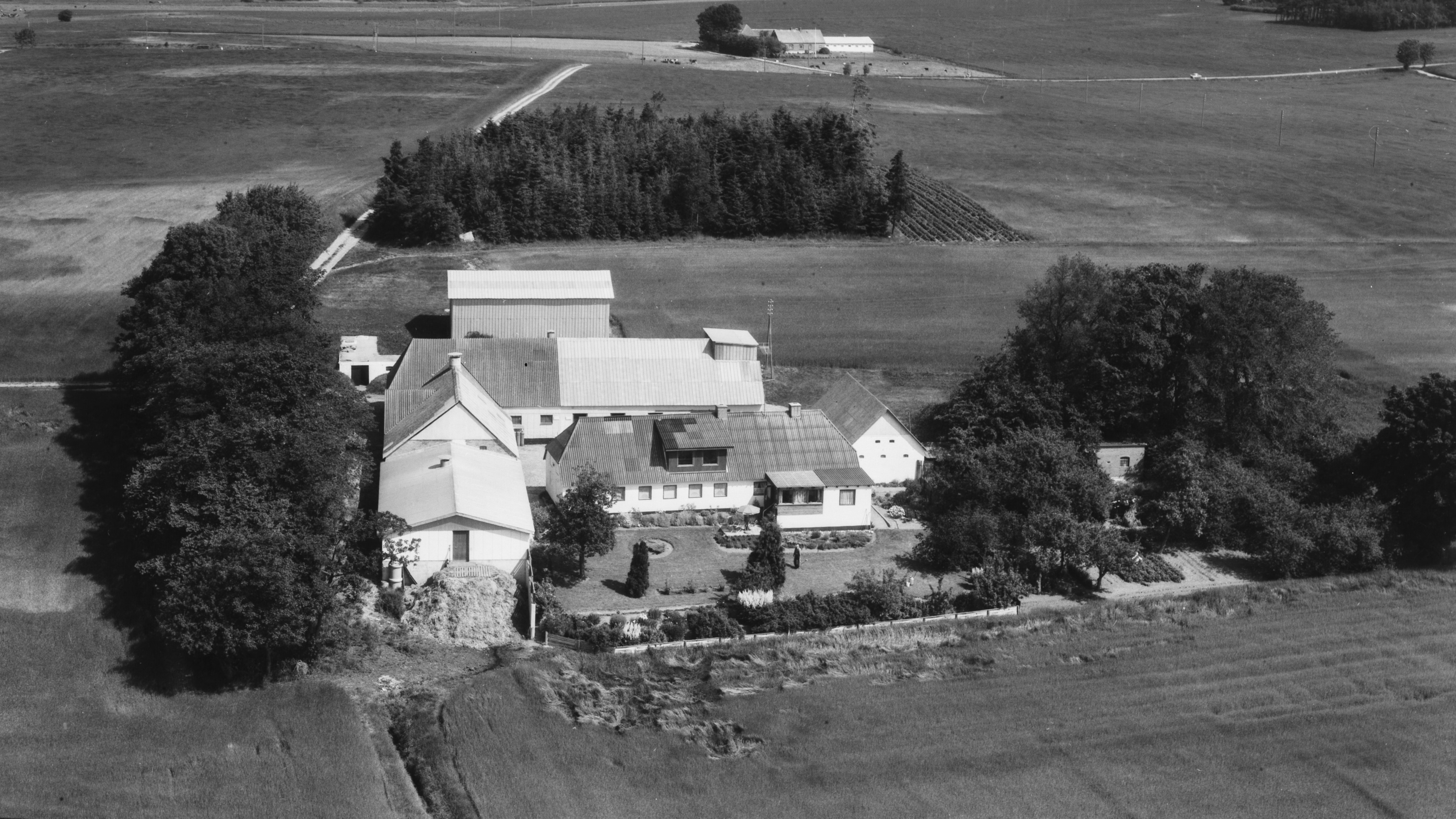 Hos Carl Jensen 1972 Sylvest Jensen Luftfoto;  Det Kgl. Bibliotek https://www.kb.dk/danmarksetfraluften/images/luftfo/2011/maj/luftfoto/object2027231