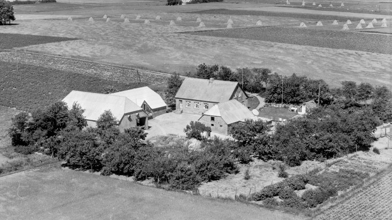 Hos Anders Marinus Kjeldsen 1955 Sylvest Jensen Luftfoto;  Det Kgl. Bibliotek http://www5.kb.dk/danmarksetfraluften/images/luftfo/2011/maj/luftfoto/object1882025