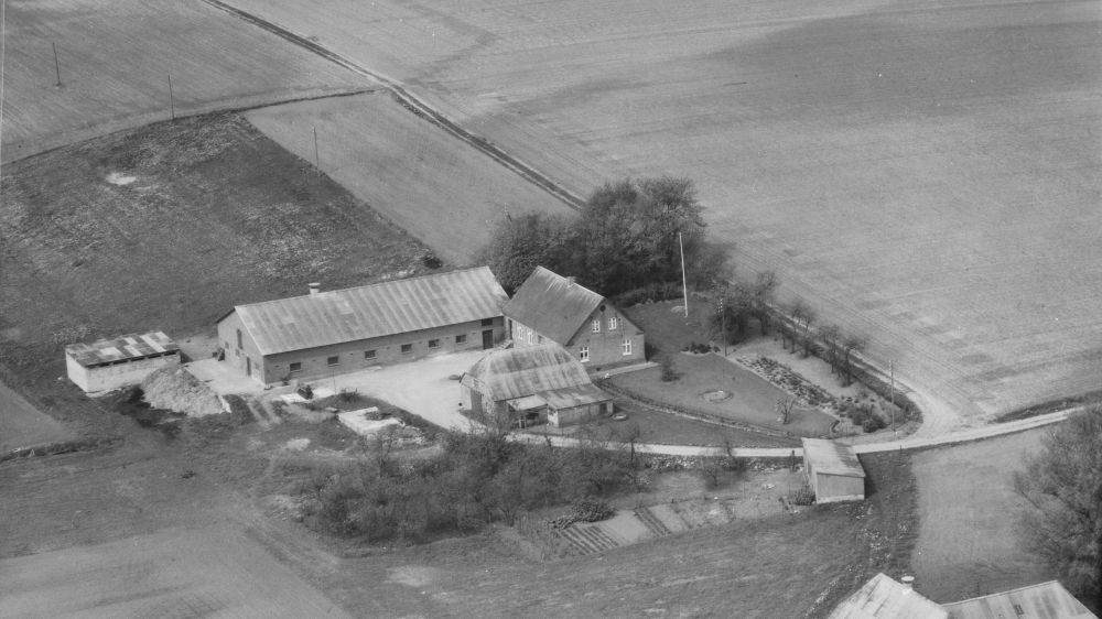Hos Jens Østergaard Jensen 1972 Sylvest Jensen Luftfoto;  Det Kgl. Bibliotek https://www.kb.dk/danmarksetfraluften/images/luftfo/2011/maj/luftfoto/object2026586