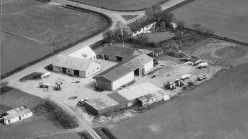 Hos Karl Nielsen 1972 Sylvest Jensen Luftfoto;  Det Kgl. Bibliotek https://www.kb.dk/danmarksetfraluften/images/luftfo/2011/maj/luftfoto/object2026600