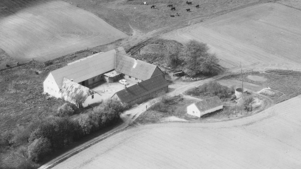 Hos Svend Hald 1972 Sylvest Jensen Luftfoto;  Det Kgl. Bibliotek https://www.kb.dk/danmarksetfraluften/images/luftfo/2011/maj/luftfoto/object2026782