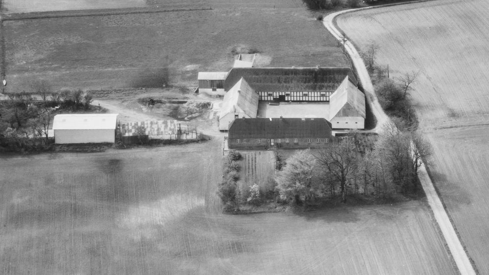 Hos Laust Madsen 1972 Sylvest Jensen Luftfoto;  Det Kgl. Bibliotek https://www.kb.dk/danmarksetfraluften/images/luftfo/2011/maj/luftfoto/object2026765