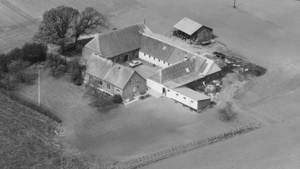 Hos Ejvind Sigfred Jensen 1972 Sylvest Jensen Luftfoto;  Det Kgl. Bibliotek https://www.kb.dk/danmarksetfraluften/images/luftfo/2011/maj/luftfoto/object2028717