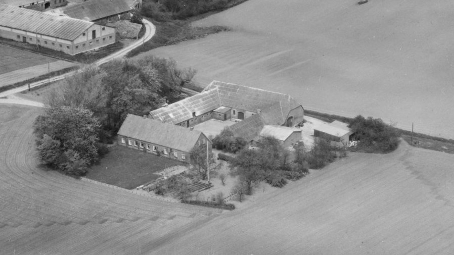 Hos Aage Danmark 1972 Sylvest Jensen Luftfoto;  Det Kgl. Bibliotek https://www.kb.dk/danmarksetfraluften/images/luftfo/2011/maj/luftfoto/object2028677