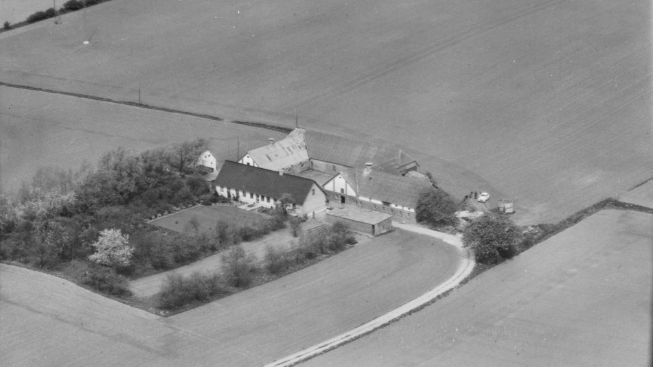 Hos Marius Laursen 1972 Sylvest Jensen Luftfoto;  Det Kgl. Bibliotek https://www.kb.dk/danmarksetfraluften/images/luftfo/2011/maj/luftfoto/object2028667