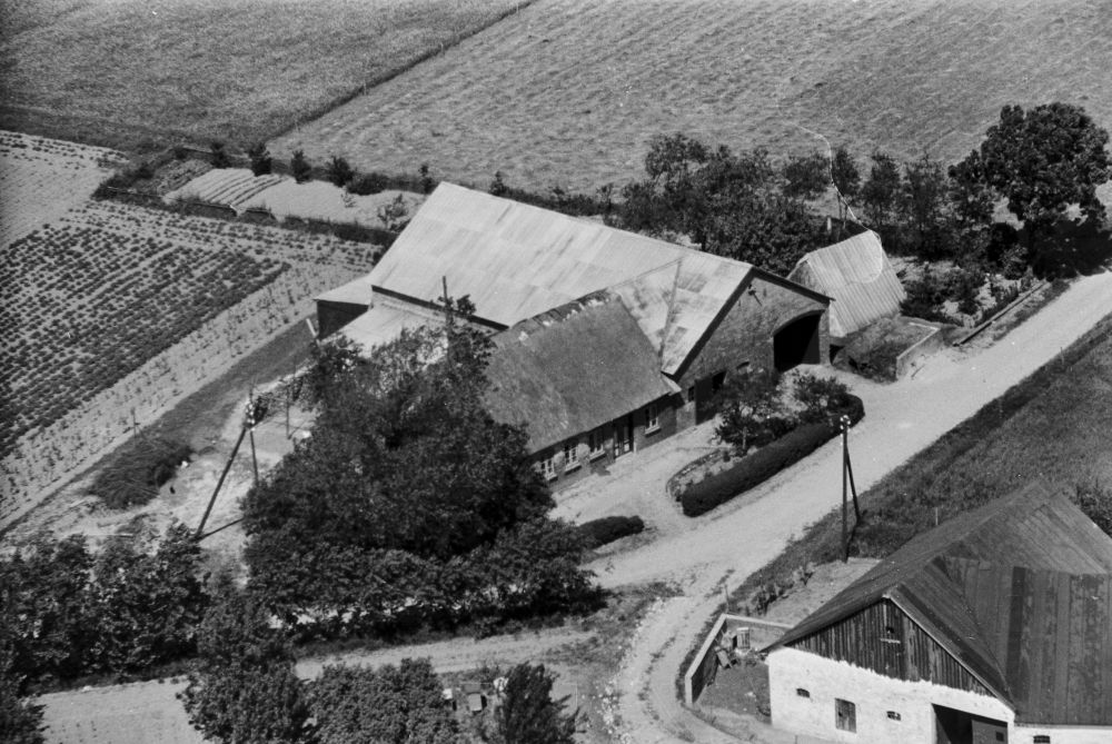 Hos Søren Marinus Sørensen Høj 1948 Aalborg Luftfoto;  Det Kgl. Bibliotek https://www.kb.dk/danmarksetfraluften/images/luftfo/2011/maj/luftfoto/object1635249