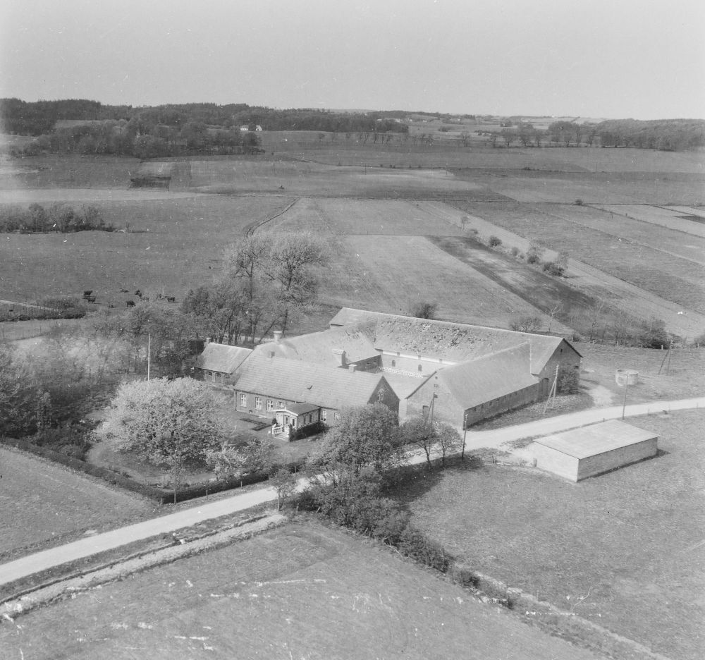 Hos Holger Bols 1961 Sylvest Jensen Luftfoto;  Det Kgl. Bibliotek https://www.kb.dk/danmarksetfraluften/images/luftfo/2011/maj/luftfoto/object1957915