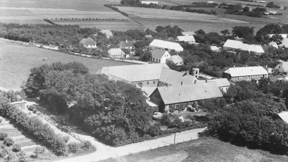 Hos Johannes Groes 1955 Sylvest Jensen Luftfoto;  Det Kgl. Bibliotek https://www.kb.dk/danmarksetfraluften/images/luftfo/2011/maj/luftfoto/object1770050
