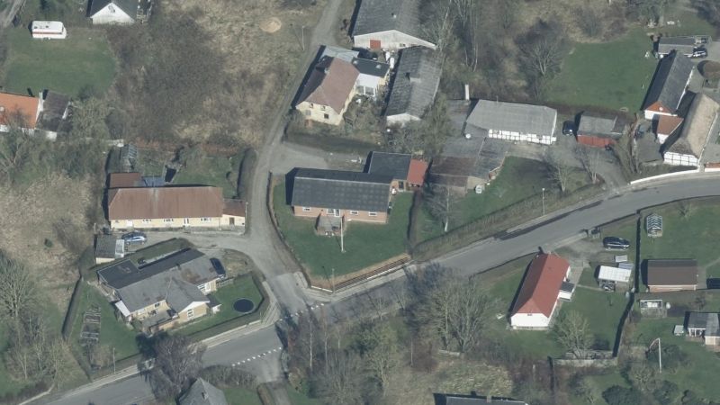 Skråfoto 2023 fra Styrelsen for Dataforsyning og Effektivisering, CC BY 4.0, hentet aug 2025. https://skraafoto.dataforsyningen.dk/?center=571765.53%2C6293127.3&item=2023_81_06_2_0009_00000712&year=2023&orientation=north