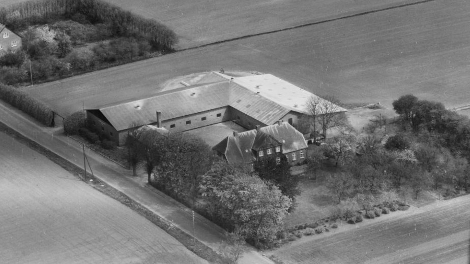 Hos Per Overgaard 1972 Sylvest Jensen Luftfoto;  Det Kgl. Bibliotek https://www.kb.dk/danmarksetfraluften/images/luftfo/2011/maj/luftfoto/object2028656