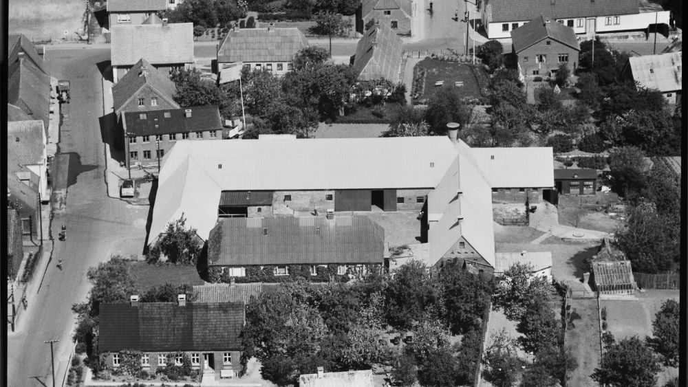 Hos Søren Bonde 1959 Sylvest Jensen Luftfoto;  Det Kgl. Bibliotek https://www.kb.dk/danmarksetfraluften/images/luftfo/2011/maj/luftfoto/object1805220