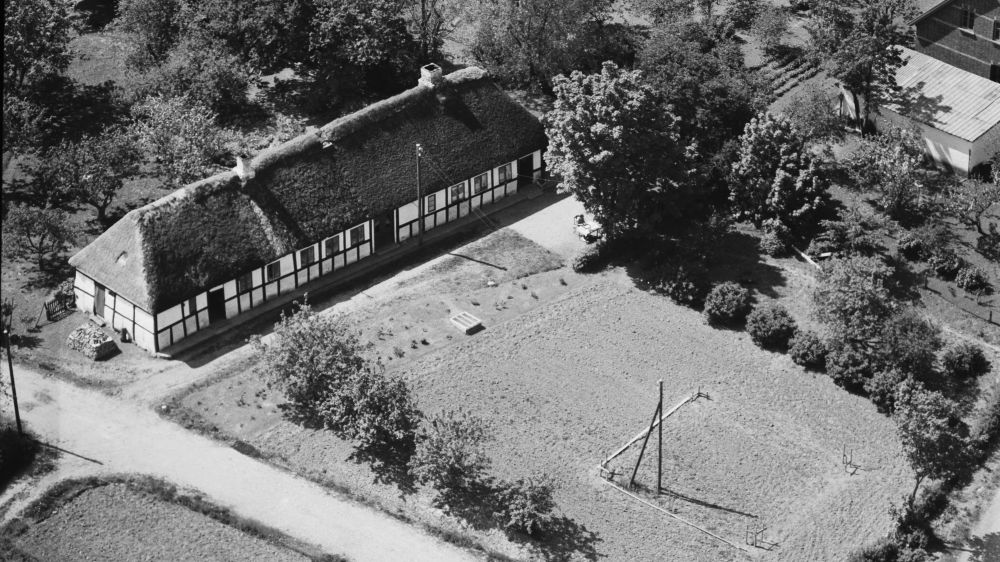 Hos Jens J Christensen 1959 Sylvest Jensen Luftfoto;  Det Kgl. Bibliotek https://www.kb.dk/danmarksetfraluften/images/luftfo/2011/maj/luftfoto/object1805247