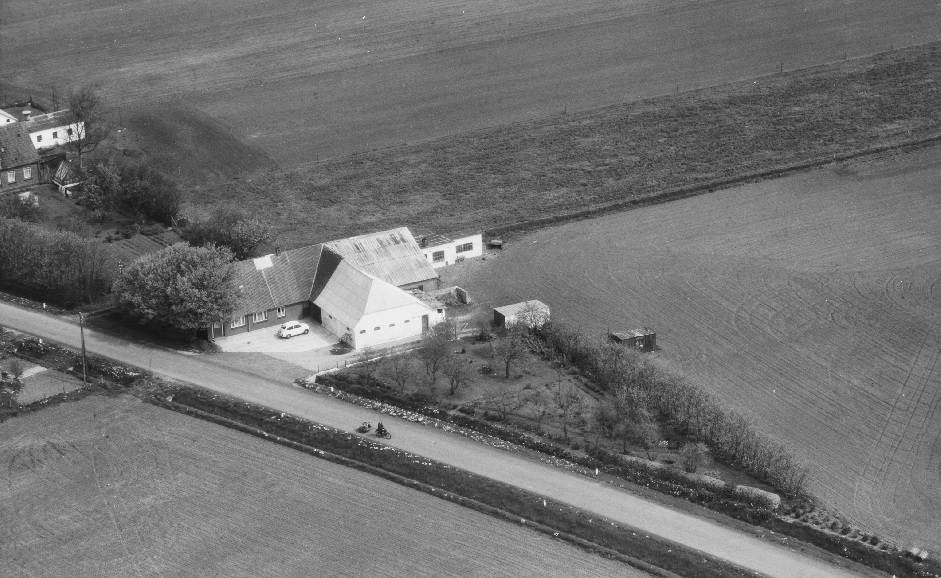 Hos Frode Valsted 1972 Sylvest Jensen Luftfoto;  Det Kgl. Bibliotek https://www.kb.dk/danmarksetfraluften/images/luftfo/2011/maj/luftfoto/object2026830