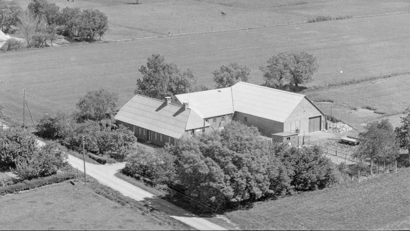 Hos Lars Thomas Pedersen 1957 Aalborg Luftfoto;  Det Kgl. Bibliotek http://www5.kb.dk/danmarksetfraluften/images/luftfo/2011/maj/luftfoto/object2240491