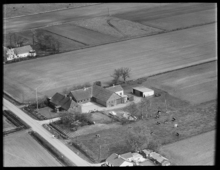 Hos Leo Danmark 1972 Luftfoto (udsnit);  Det Kgl. Bibliotek Luftfoto;  Det Kgl. Bibliotek https://www.kb.dk/danmarksetfraluften/images/luftfo/2011/maj/luftfoto/object2026863