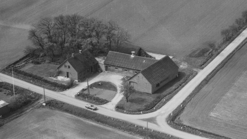 Hos Anna Bach 1972 Sylvest Jensen Luftfoto;  Det Kgl. Bibliotek https://www.kb.dk/danmarksetfraluften/images/luftfo/2011/maj/luftfoto/object2026827