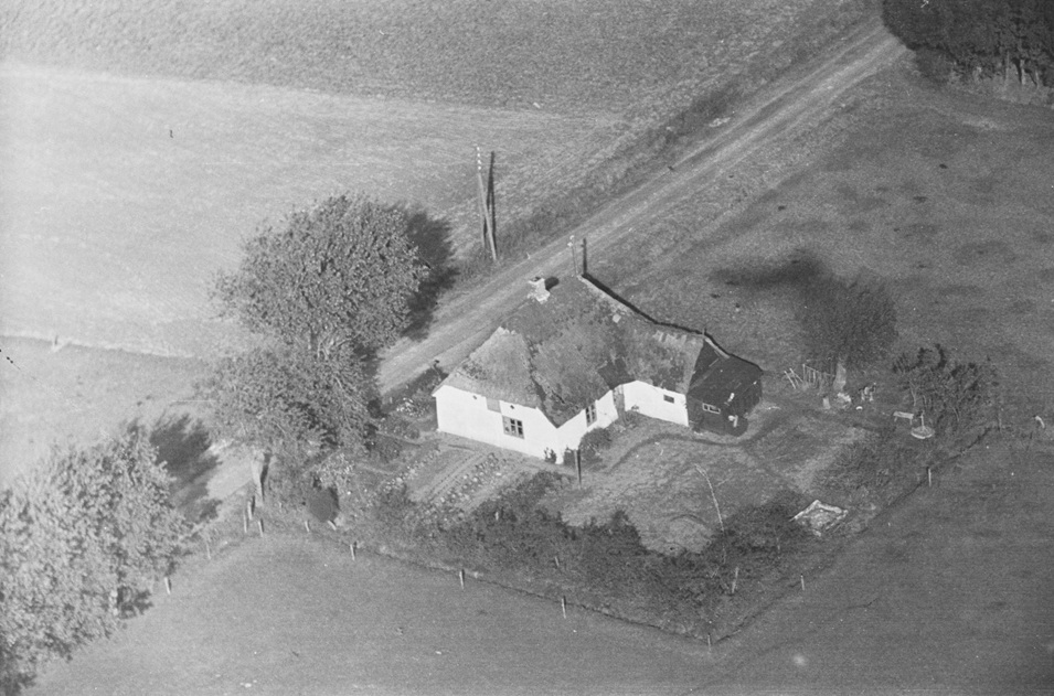 Hos Jens Ejstrup Andersen 1948-1952 Aalborg Luftfoto;  Det Kgl. Bibliotek https://www.kb.dk/danmarksetfraluften/images/luftfo/2011/maj/luftfoto/object1642895