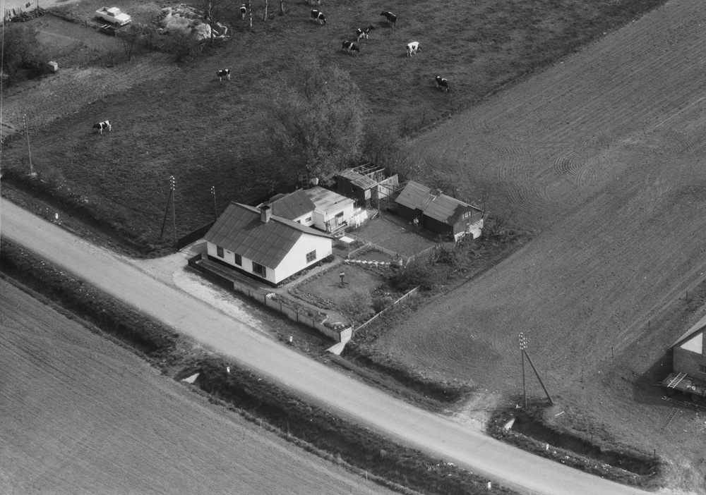 Hos Jens Ejstrup Andersen 1972 Sylvest Jensen Luftfoto;  Det Kgl. Bibliotek https://www.kb.dk/danmarksetfraluften/images/luftfo/2011/maj/luftfoto/object2026878