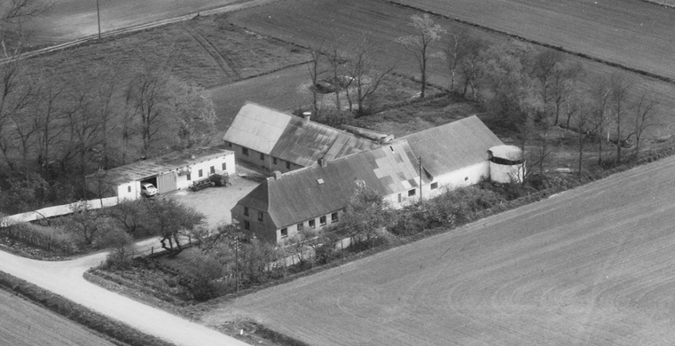 Hos Harald  Uldahl Pedersen 1972 Sylvest Jensen Luftfoto;  Det Kgl. Bibliotek https://www.kb.dk/danmarksetfraluften/images/luftfo/2011/maj/luftfoto/object2026898