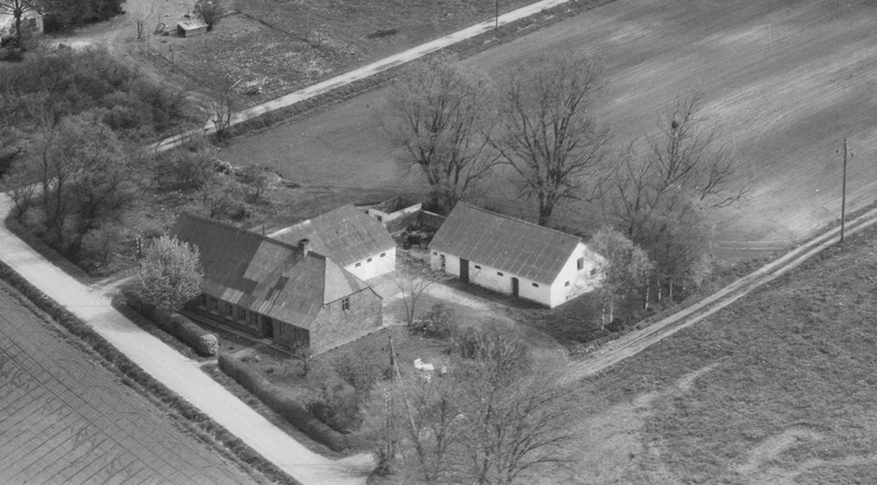 Hos Sigfred Jensen 1972 Sylvest Jensen Luftfoto;  Det Kgl. Bibliotek https://www.kb.dk/danmarksetfraluften/images/luftfo/2011/maj/luftfoto/object2026939