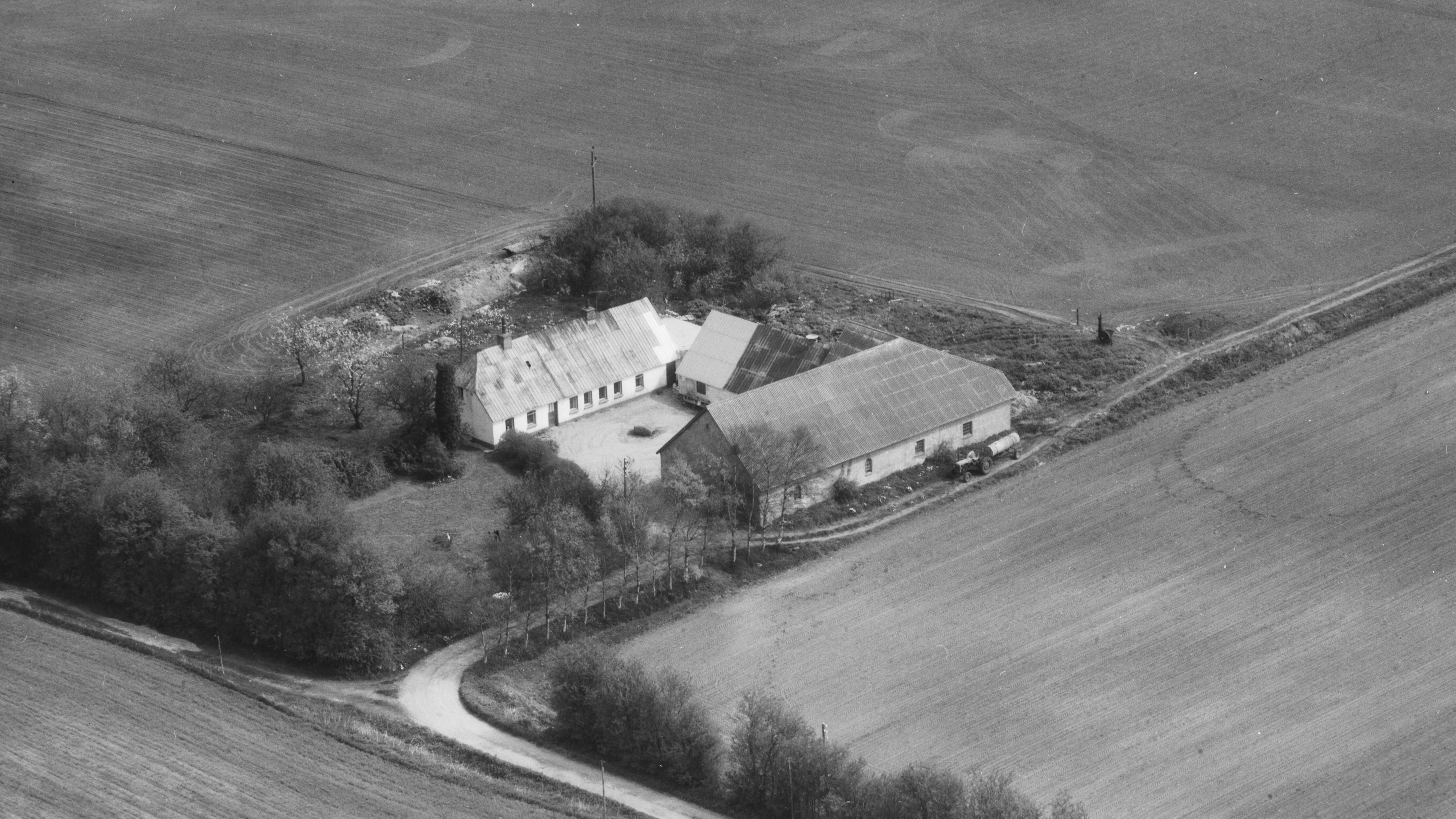 Hos Oluf Juhl 1972 Sylvest Jensen Luftfoto;  Det Kgl. Bibliotek https://www.kb.dk/danmarksetfraluften/images/luftfo/2011/maj/luftfoto/object2026785