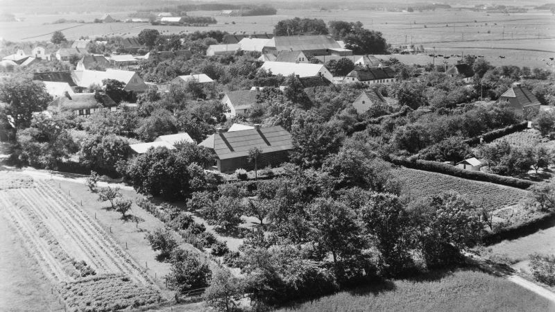 Hos Mikael Kristensen 1955 Sylvest Jensen Luftfoto;  Det Kgl. Bibliotek http://www5.kb.dk/danmarksetfraluften/images/luftfo/2011/maj/luftfoto/object1770123