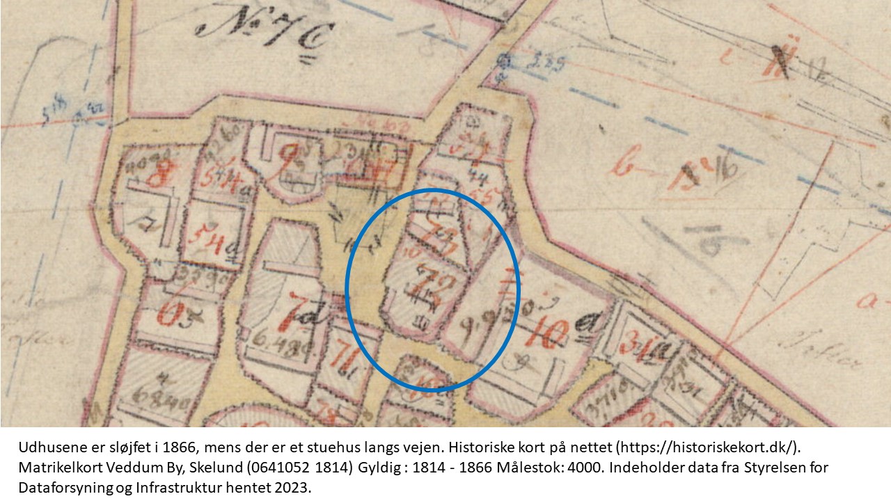 Udhusene er sløjfet i 1866, mens der er et stuehus langs vejen. Historiske kort på nettet (https://historiskekort.dk/). Matrikelkort Veddum By, Skelund (0641052 1814) Gyldig : 1814 - 1866 Målestok: 4000. Indeholder data fra Styrelsen for Dataforsyning og Infrastruktur hentet 2023.