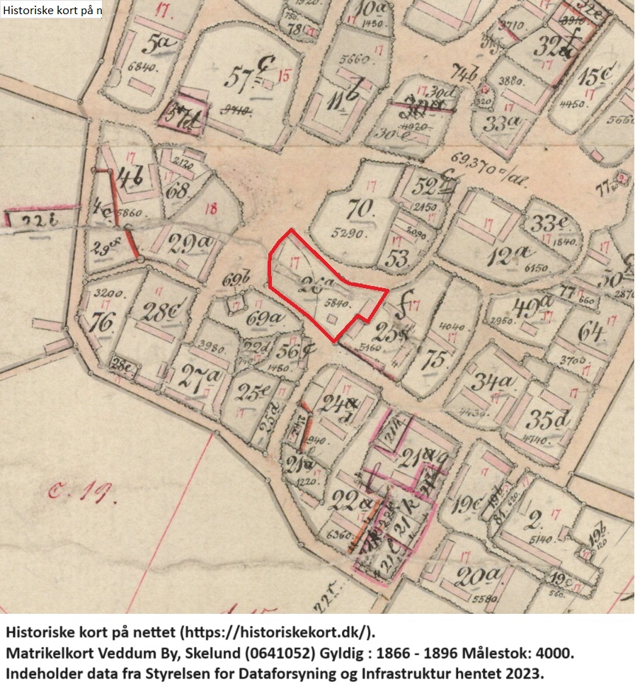 Gården på matr. 26. Historiske kort på nettet (https://historiskekort.dk/). Matrikelkort Veddum By, Skelund (0641052) Gyldig : 1866 - 1896 Målestok: 4000. Indeholder data fra Styrelsen for Dataforsyning og Infrastruktur hentet 2023.