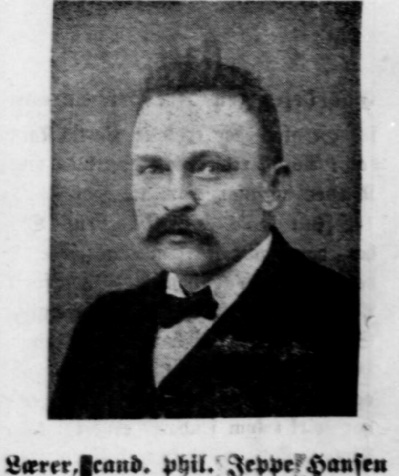 Socialdemokratiets kandidat i N. Sundby.  1913<br>Lærer cand phil Jeppe Hansen er født i Veddum. Han tjente et par somre som hyrdedreng, besøgte Skelund højskole et par år og tog præliminæreksamen ved Københavnd Universitet 1885. Studerede teologi i 3 år og tog skolelærereksamen i 1893 efter 2 års virksomhed som huslærer.
Efter et par år som andenlærer i Hadsund blev han førstelærer i Skelund 1896. Her har være medlem af bestyrelsen for den fri fattigkasse, og været sognerådsmedlem i ca 6 år og meget mere. (uddrag) /Nordjyllands Social-Demokrat 18-05-1913/