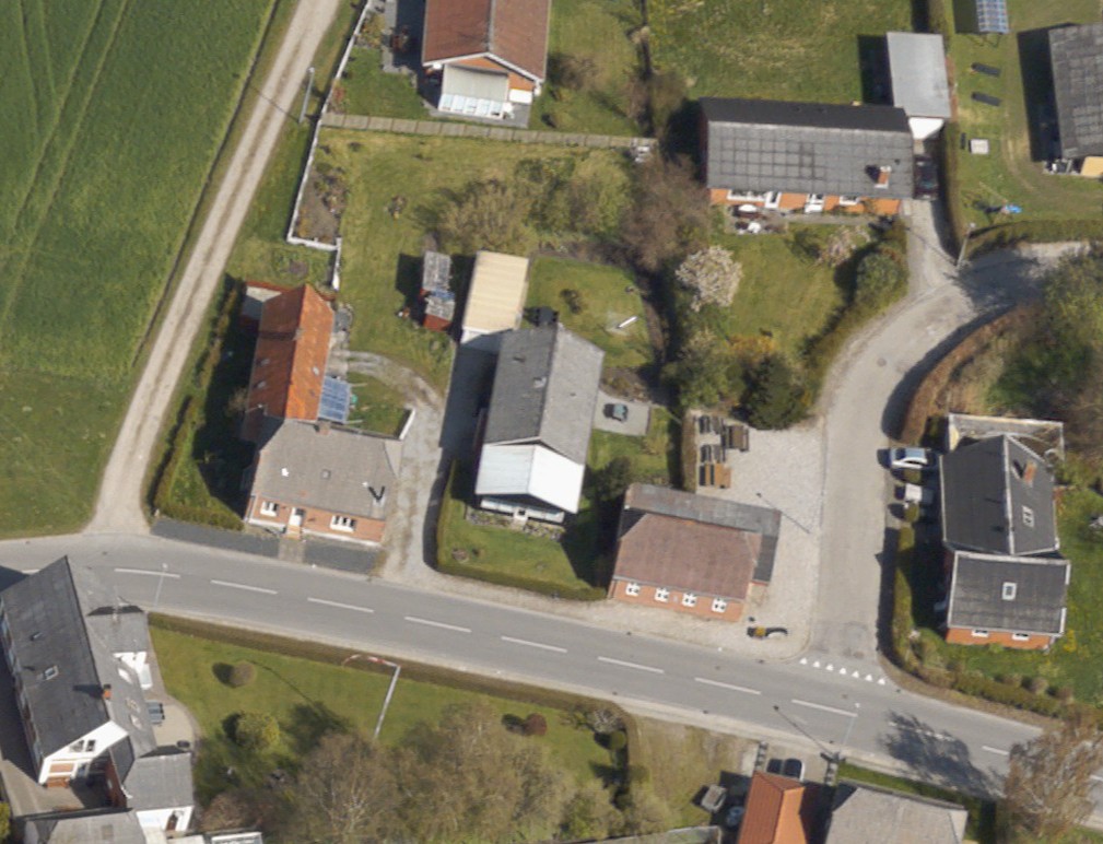 Skråfoto 2017 fra Styrelsen for Dataforsyning og Effektivisering, CC BY 4.0, hentet dec 2025. https://skraafoto.dataforsyningen.dk/?orientation=north&center=572024.71%2C6292965.83&item=2017_81_06_2_0016_00092139&year=2017