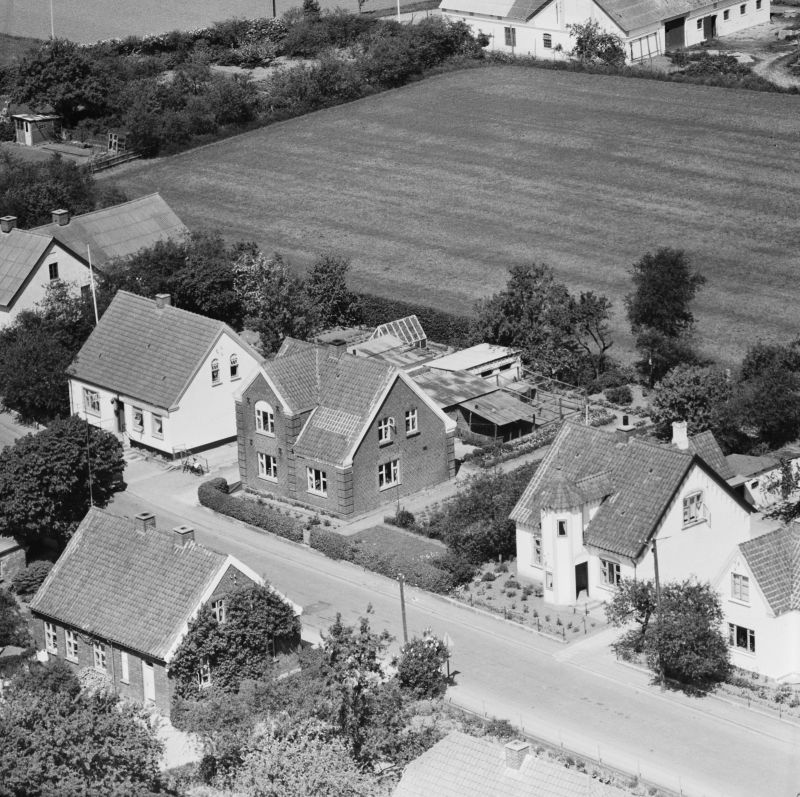 Hos Karl Jensen 1959 Sylvest Jensen Luftfoto;  Det Kgl. Bibliotek https://www.kb.dk/danmarksetfraluften/images/luftfo/2011/maj/luftfoto/object1805218
