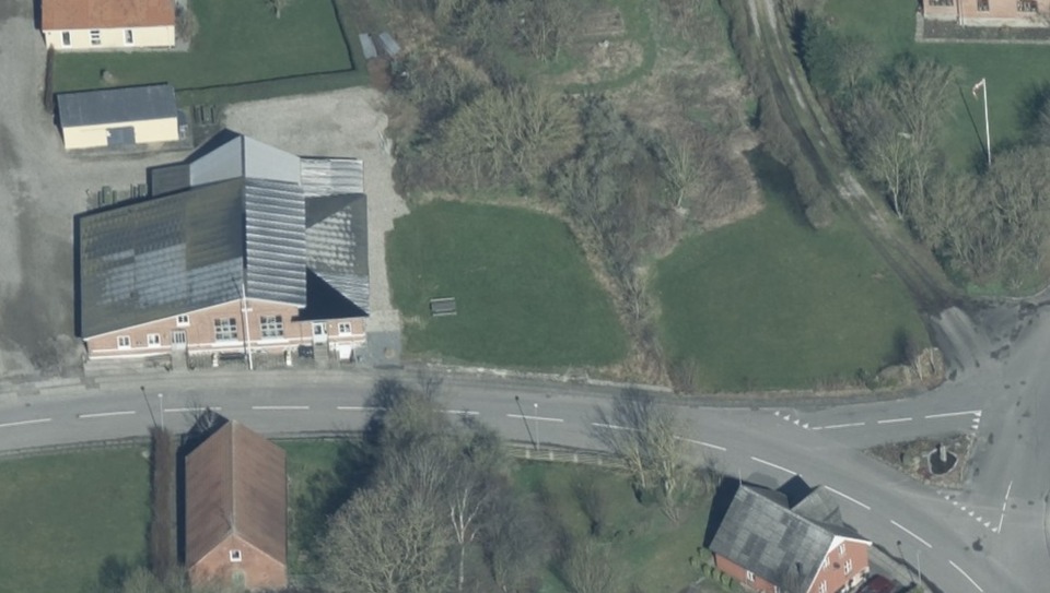 Skråfoto 2023 fra Styrelsen for Dataforsyning og Effektivisering, CC BY 4.0, hentet mar. 2025.  https://skraafoto.dataforsyningen.dk/?center=571611.8%2C6293018.66&item=2023_81_06_2_0009_00000712&year=2023&orientation=north