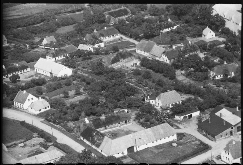 1946 Sylvest Jensen Luftfoto; Det Kgl. Bibliotek.
https://www.kb.dk/danmarksetfraluften/images/luftfo/2011/maj/luftfoto/object1300013 hentet 2024